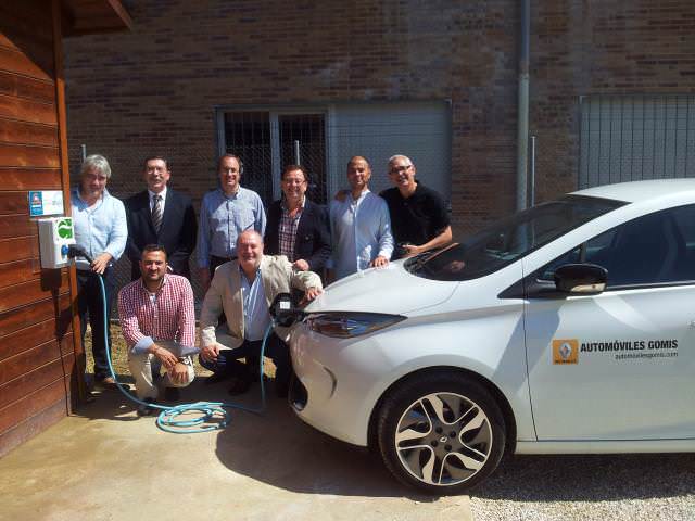 Un instituto de Alcoy, primero en la Comunidad Valenciana con punto de recarga para vehículos eléctricos Los representantes de Apeme, de Renault y del instituto durante la inauguración del punto de recarga