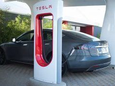 Tesla estrena en Girona su primera estación de supercargadores Vehículo Tesla Model S cargando en Girona