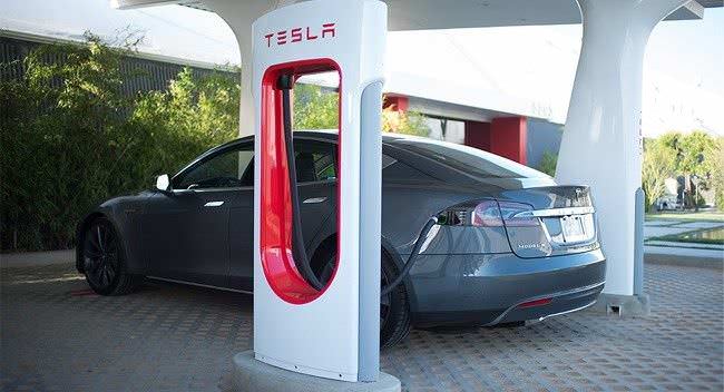 Tesla estrena en Girona su primera estación de supercargadores Vehículo Tesla Model S cargando en Girona