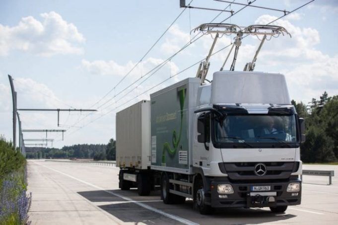 Siemens construye la primera autopista eléctrica en Suecia Camión mercedes conectado a la primera autopista eléctrica en Suecia