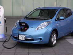Las ventas de coches eléctricos suben más de un 177% en lo que va de año Vehículo Nissan Leaf azul mientras recarga