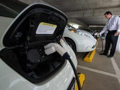 Con las ayudas actuales, el Vehículo Eléctrico se amortiza a partir de los 75.000 kilómetros Varios Nissan Leaf cargando en un parking público