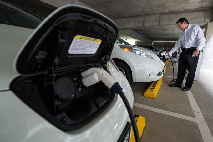 Con las ayudas actuales, el Vehículo Eléctrico se amortiza a partir de los 75.000 kilómetros Varios Nissan Leaf cargando en un parking público