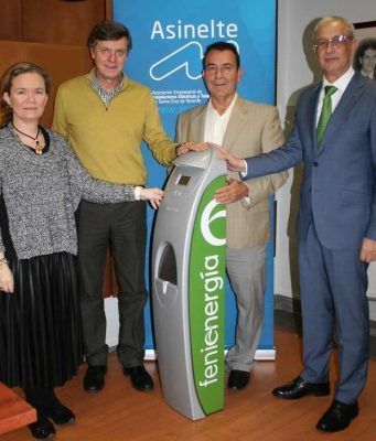 Asinelte y Fenie Energía entregan un punto de recarga al Cabildo de Tenerife Isabel Reija, Sergio Pomar, Julián Santos y Miguel Becerra durante la entrega del punto de recarga de Feníe Energía
