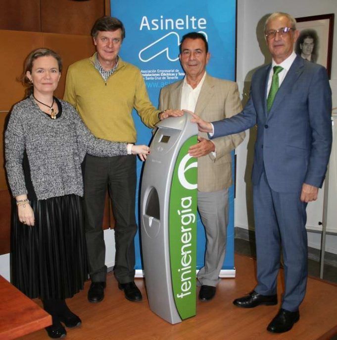 Asinelte y Fenie Energía entregan un punto de recarga al Cabildo de Tenerife Isabel Reija, Sergio Pomar, Julián Santos y Miguel Becerra durante la entrega del punto de recarga de Feníe Energía