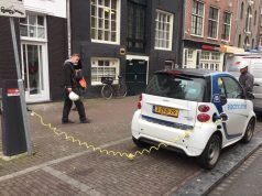 Los vehículos eléctricos siguen creciendo aún sin Plan Movea Smart eléctrico cargando en las calles de Amsterdam