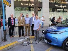 Alicante estrena el primer punto de recarga de vehículos eléctricos en la vía pública Miembros de Apeme y del ayuntamiento de Alicante
