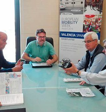 Aselec dispondrá de un punto de recarga para vehículos eléctricos en su sede en Valencia Mesa de movilidad de Valencia con miembros de Aselec