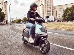 Bosch prepara el lanzamiento de su empresa de alquiler de motos eléctricas en España Chica montada en scooter eléctrica del grupo Bosch