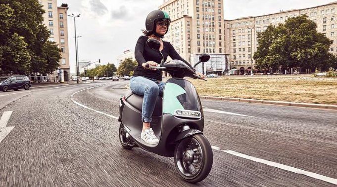 Chica montada en scooter eléctrica del grupo Bosch