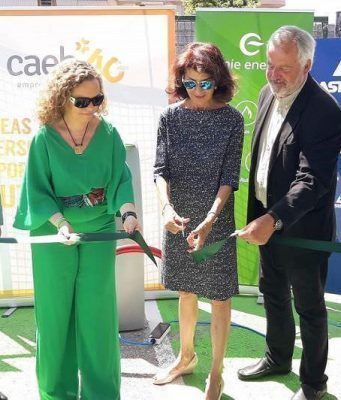 Asinem inaugura un punto de recarga cedido por Feníe Energía Inauguración por parte de Isabel Reija y Luis Corral del punto cedido por Feníe Energía