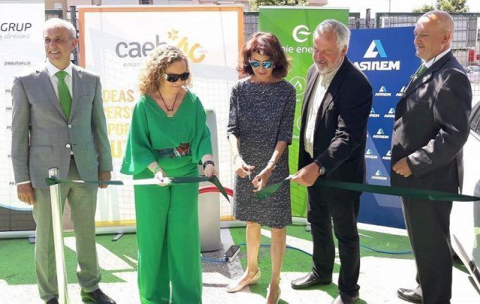 Asinem inaugura un punto de recarga cedido por Fenie Energía Inauguración por parte de Isabel Reija y Luis Corral del punto cedido por Feníe Energía