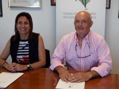 Promueven puntos de recarga para vehículos eléctricos en Baleares Carlos Moyà e Inma Benito durante la firma