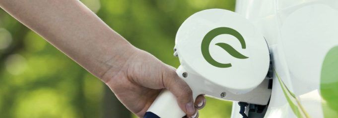 Usuario recargando un vehículo eléctrico con cargador de Feníe Energía