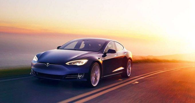 Tesla Model S con puesta de sol al fondo