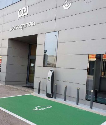 El Grupo Peisa inaugura un punto de recarga en sus instalaciones de Gandía Punto de recarga de vehículo eléctrico en la sede del Grupo Peisa en Gandía