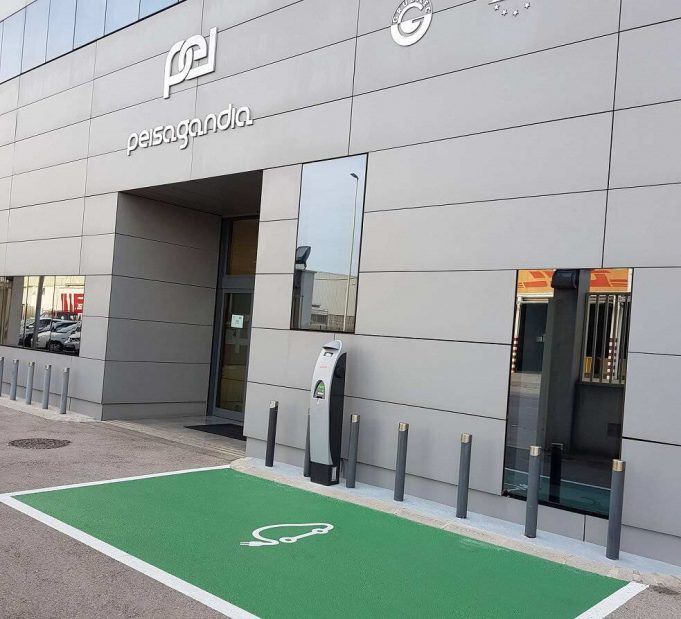 El Grupo Peisa inaugura un punto de recarga en sus instalaciones de Gandía Punto de recarga de vehículo eléctrico en la sede del Grupo Peisa en Gandía