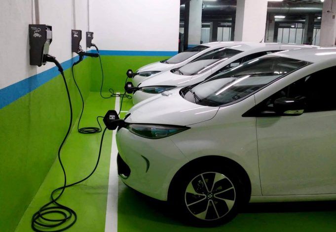 El proyecto Zity contará con 50 cargadores para vehículos eléctricos de Simon Varios vehículos Zoe de Renault cargando con los cargadores de Simon