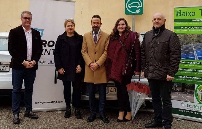 Capdepera ya cuenta con dos puntos públicos de recarga de vehículo eléctrico Carlos Moyà y el alcalde de Capdepera durante la presentación del punto de recarga