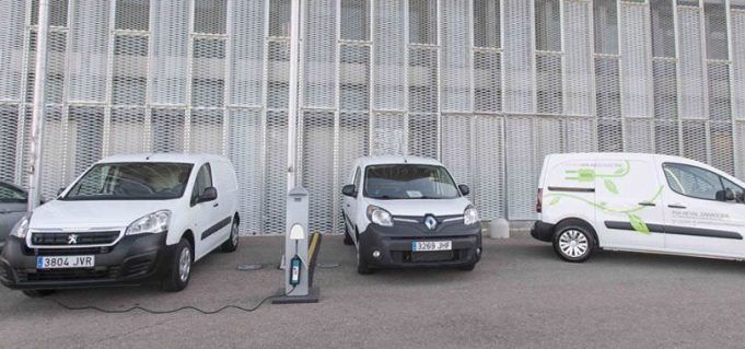 Fenie apoya la desregulación del gestor de cargas propuesta por el Ministro de Energía Varios vehículos industriales cargando electricidad