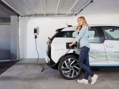 ABB lanza su solución de carga más económica para vehículos eléctricos Una mujer cargando su BMW i3 con el sistema de carga más barato de ABB