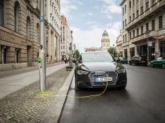 Siemens impulsa el uso de farolas urbanas como puntos de recarga para vehículos eléctricos Audi eléctrico recargando en una farola con adaptador Schucko