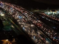 El Comité de Expertos para la transición energética aconseja al Gobierno descarbonizar el transporte Miles de vehículos atascados en una autopista