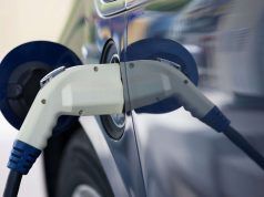 Movilidad eléctrica: cómo recorrer 100 kilómetros por menos de 1 euro Vehículo eléctrico recargando con un conector Phoenix Contact