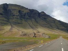 Islandia se acerca a la sostenibilidad energética, apoyada en los cargadores eléctricos de ABB Paisaje natural de Islandia con carretera al fondo