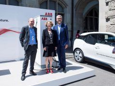 ABB dona 30 estaciones de carga rápida a los habitantes de Zúrich El alcalde de Zurich y los representantes de ABB durante la entrega de cargadores
