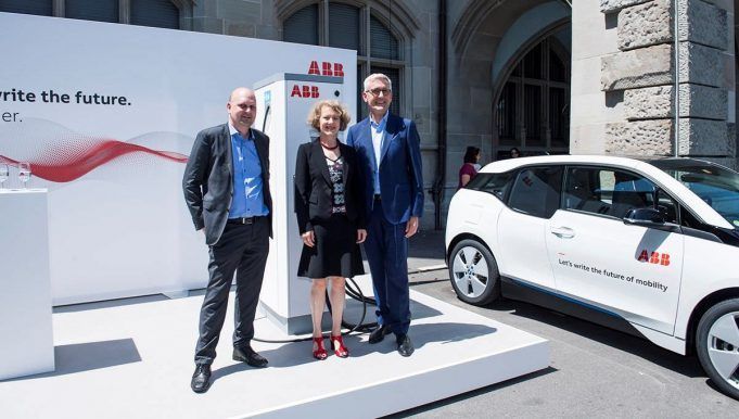 El alcalde de Zurich y los representantes de ABB durante la entrega de cargadores