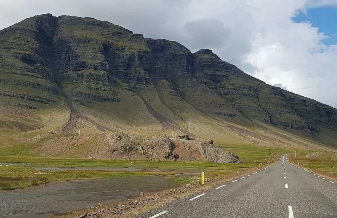 Paisaje natural de Islandia con carretera al fondo