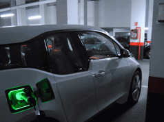 Iberdrola y Endesa aceleran el VE ante la irrupción de Repsol en el mercado eléctrico Vehículo eléctrico recargando en un garaje público
