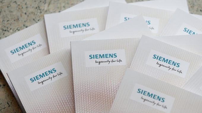 Un informe de Siemens insta a las ciudades a planificar la llegada de los vehículos autónomos Ejemplares del informe de Siemens para los vehículos eléctricos