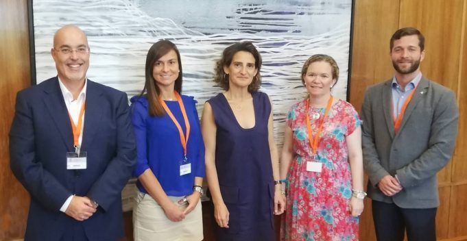 Aedive traslada a la ministra Teresa Ribera las claves para acelerar la movilidad eléctrica en España La junta directiva de Aedive con la Ministra Teresa Ribera