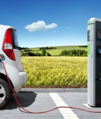Jornada sobre las instalaciones de recarga de vehículo eléctrico y tramitación en Madrid Vehículo eléctrico recargando en medio del campo