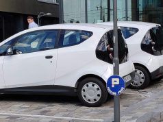 ¿Me va a cambiar mucho la factura si dispongo de un vehículo eléctrico? Vehículos eléctricos recargando en Burdeos