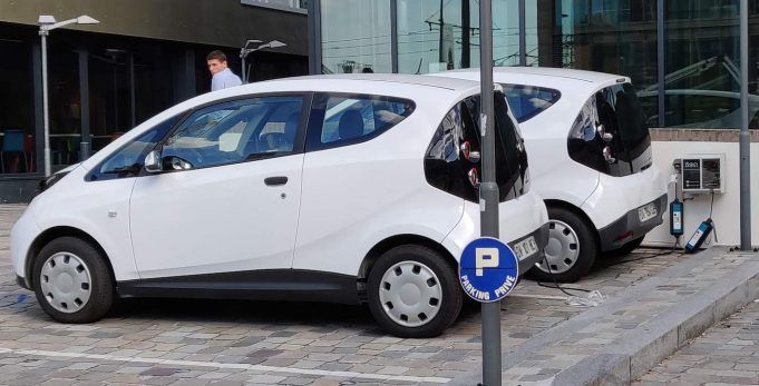 ¿Me va a cambiar mucho la factura si dispongo de un vehículo eléctrico? Vehículos eléctricos recargando en Burdeos