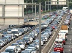 El Gobierno quiere vetar las ventas de coches de gasolina y diésel en 2040 Miles de vehículos atascados en las grandes ciudades de España