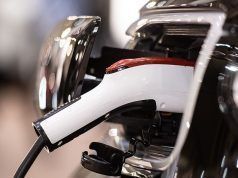 El Gobierno aprueba ayudas de hasta 6.000 euros para la compra de vehículos eléctricos Detalle de conector de carga de vehículo eléctrico en modo 3