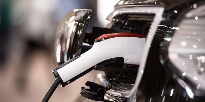 Detalle de conector de carga de vehículo eléctrico en modo 3