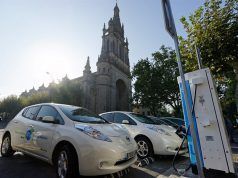 3.000 euros de subvención por comprar un coche eléctrico en el País Vasco Vehículos eléctricos recargando en Vitoria