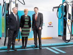 Repsol inaugura en Álava su primer punto de recarga ultra-rápida, que permite cargar un vehículo en menos de 10 minutos El presidente de Petronor inaugurando el punto de recarga ultrarrápida