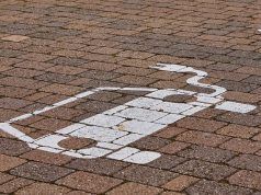 Las matriculaciones de vehículos eléctricos se doblan con respecto a 2018 Marca vial de vehículo eléctrico en suelo de ladrillos