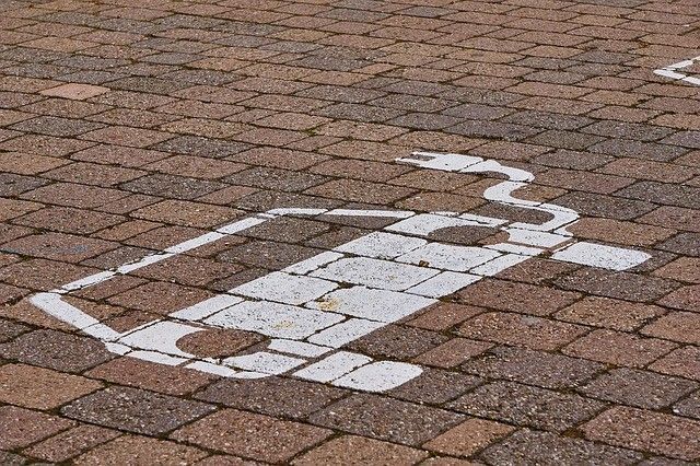 Las matriculaciones de vehículos eléctricos se doblan con respecto a 2018 Marca vial de vehículo eléctrico en suelo de ladrillos