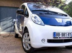 Casi 700 euros de impuestos anuales menos por cada vehículo eléctrico frente a otro de gasolina Smart ForTwo eléctrico recargando en vivienda unifamiliar