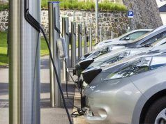 El Gobierno prevé subir el Impuesto de Matriculación para incentivar la movilidad eléctrica Varios vehículos eléctricos cargando en postes en la calle