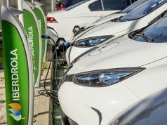 Iberdrola refuerza su apuesta por la movilidad eléctrica con más inversiones Vehículos eléctricos cargando en puntos de recarga de Ibedrola