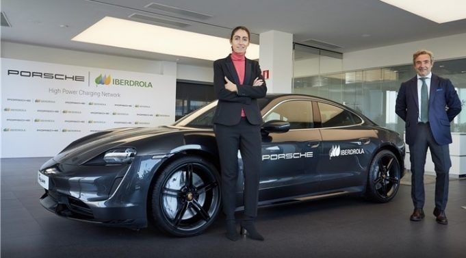 Raquel Blanco, directora global de Smart Mobility de Iberdrola, y Tomás Villén, director general de Porsche Ibérica