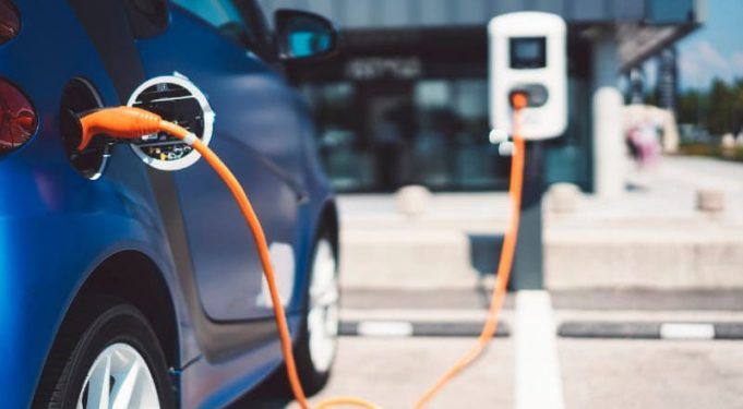La mitad de los usuarios desconoce el precio de la carga de un vehículo eléctrico